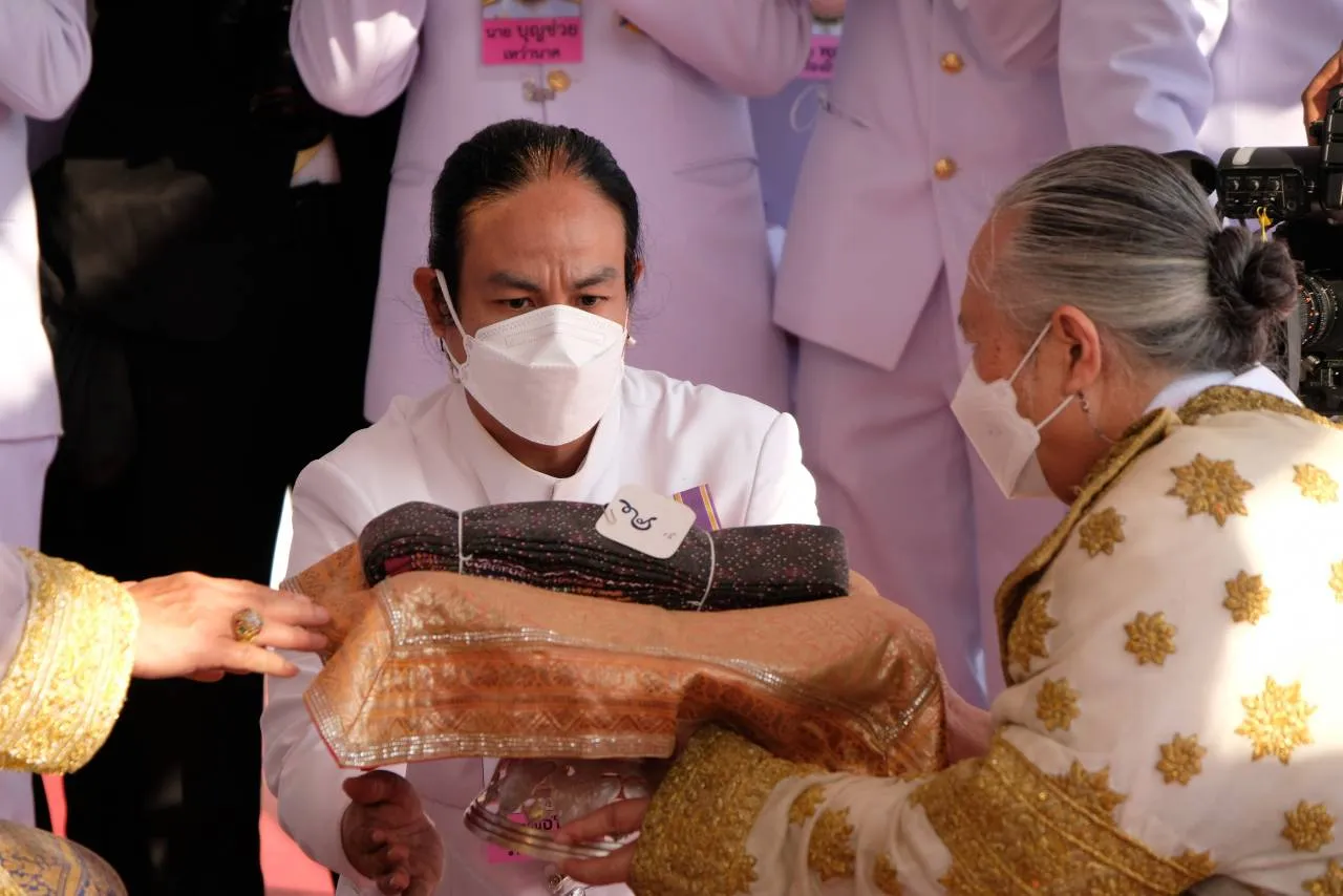 พระโคเสี่ยงทาย ปีนี้พระยาแรกนาเสี่ยงทายได้ผ้านุ่ง 5 คืบ พระโคกิน "เหล้า-น้ำ-หญ้า" ทำนายว่า... — ภาพที่ 3